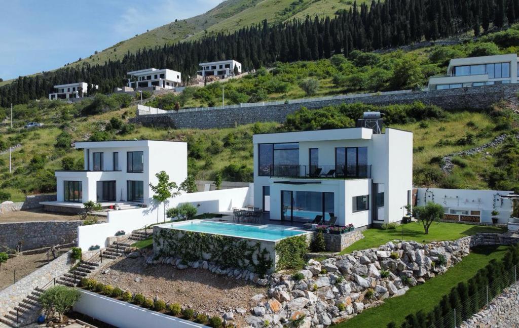 Breeze With A Pool & Magnificent Views Široka